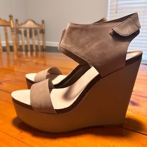 Brand New Vince Camuto Taupe Wedge Sandals Size 10